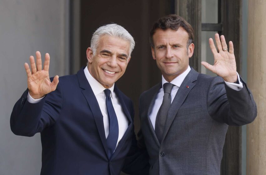  El israelí Lapid se reúne con Macron en París en su primer viaje como primer ministro
