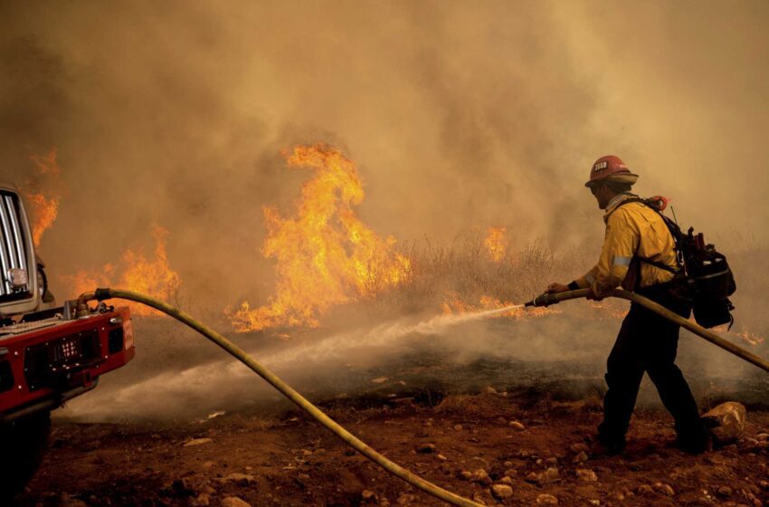  El tiempo favorable ayuda a luchar contra los incendios forestales en California