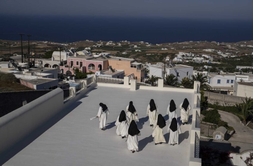  En Santorini, Grecia, 13 monjas de clausura rezan por el mundo