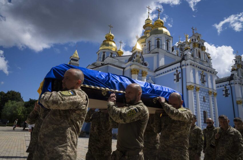  En medio de los bombardeos de Rusia, Ucrania pretende reforzar su gobierno