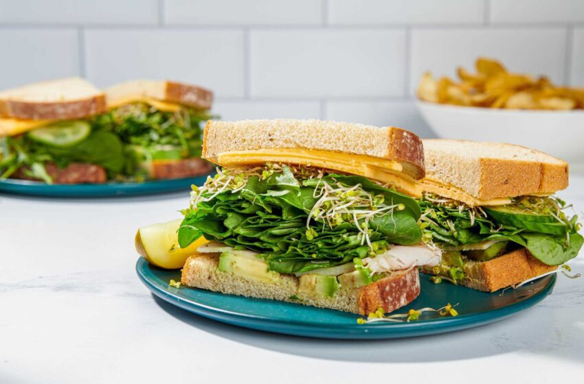  Este sándwich de pavo se destaca, con un montón de verduras y aguacate.