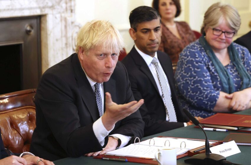  Johnson, del Reino Unido, promete seguir en el cargo tras la renuncia de sus principales ministros