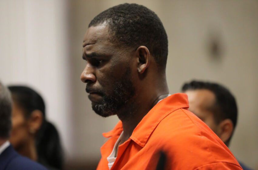  La estrella de R&B caída en desgracia R. Kelly vuelve a Chicago para un juicio sexual