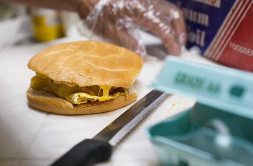  La inflación llega a la bodega favorita de NYC: Tocino, huevo y queso