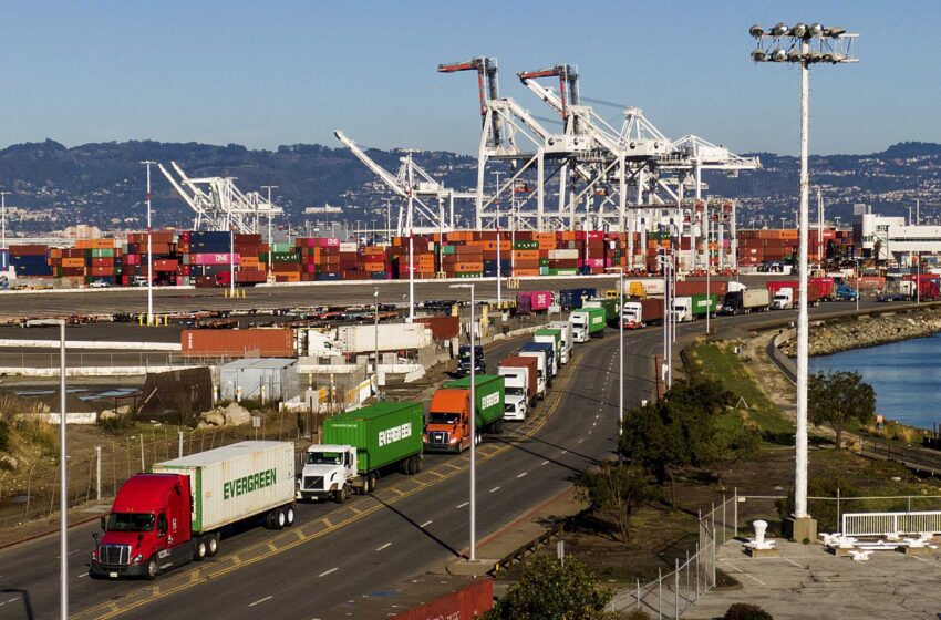  La protesta de los camioneros paraliza las operaciones en el puerto de California
