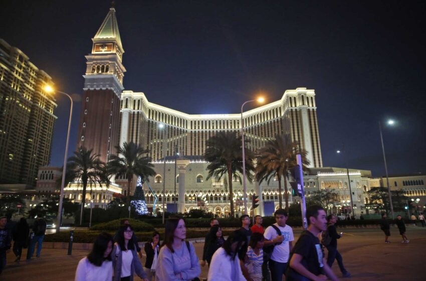  Las calles de Macao se vacían tras el cierre de los casinos para luchar contra el brote