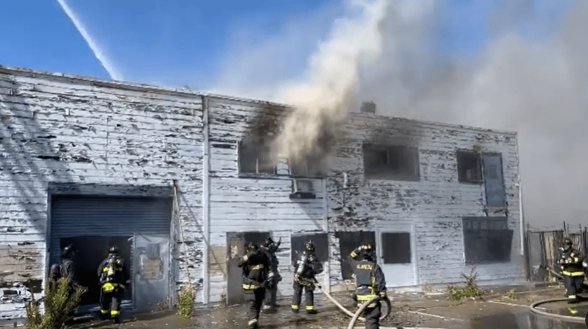  Los bomberos luchan contra las llamas en el incendio de una gran estructura en Alameda