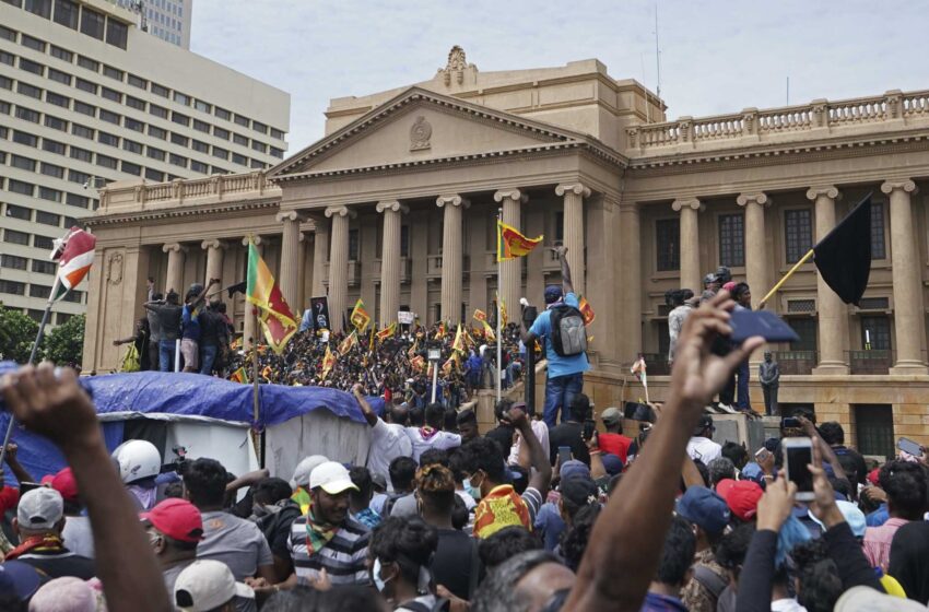  Los ciudadanos de Sri Lanka asaltan la casa y la oficina del presidente en la mayor manifestación