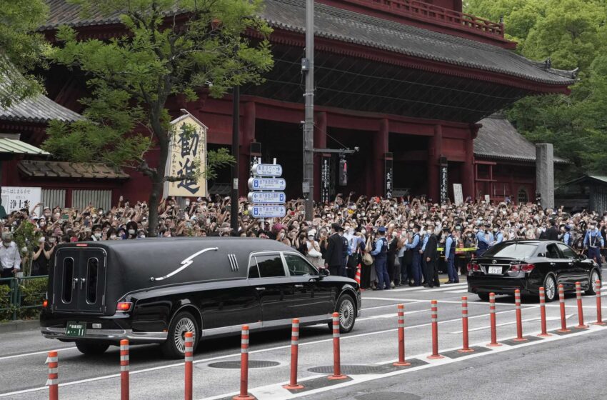  Los japoneses dan el último adiós al ex líder Abe en su funeral