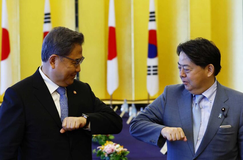  Los ministros de Asuntos Exteriores de Japón y Corea del Sur acuerdan mejorar sus vínculos