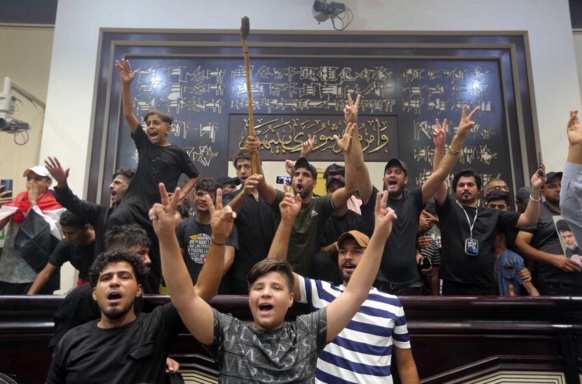 Los seguidores del clérigo iraquí acampan por segundo día en el Parlamento