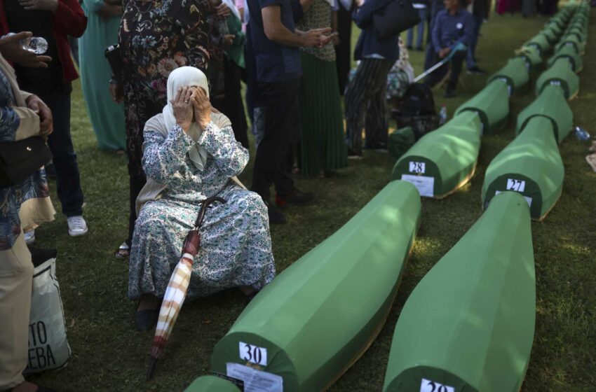  Miles de personas se reúnen para conmemorar la masacre de Srebrenica y enterrar a las víctimas