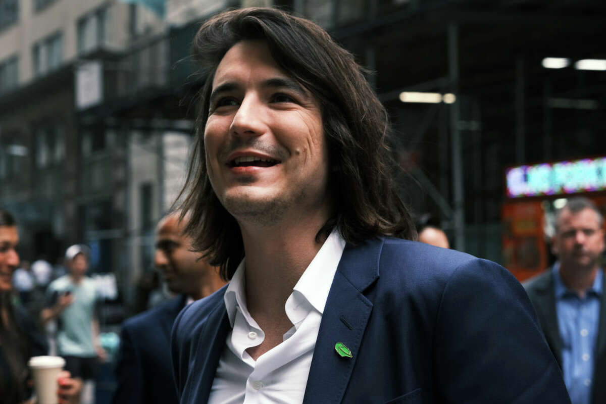 Vlad Tenev, director ejecutivo de Robinhood, camina por Wall Street después de hacer pública una oferta pública inicial el 29 de julio de 2021 en Nueva York. 