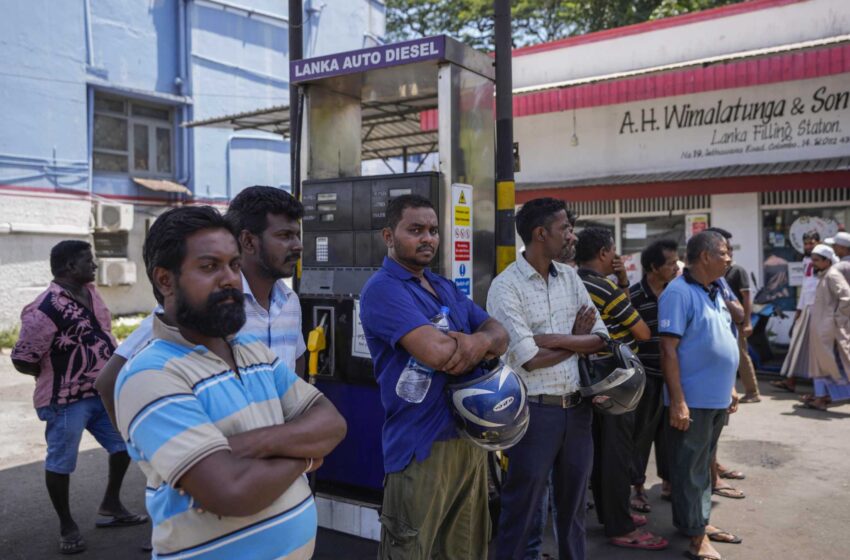  Sin combustible y sin dinero, Sri Lanka mantiene las escuelas cerradas