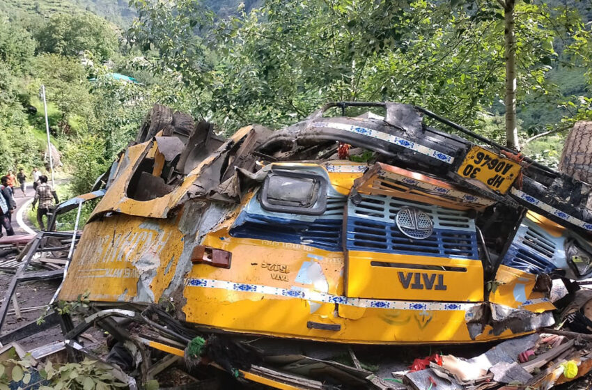  Un autobús cae a un profundo desfiladero en el norte de la India y mata a 16 personas