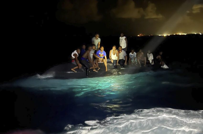  Un barco con inmigrantes haitianos se hunde frente a las Bahamas, matando a 17 personas