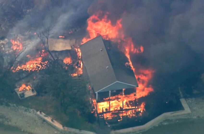  Un incendio forestal quema casas alrededor de un lago en Texas en medio del alto calor