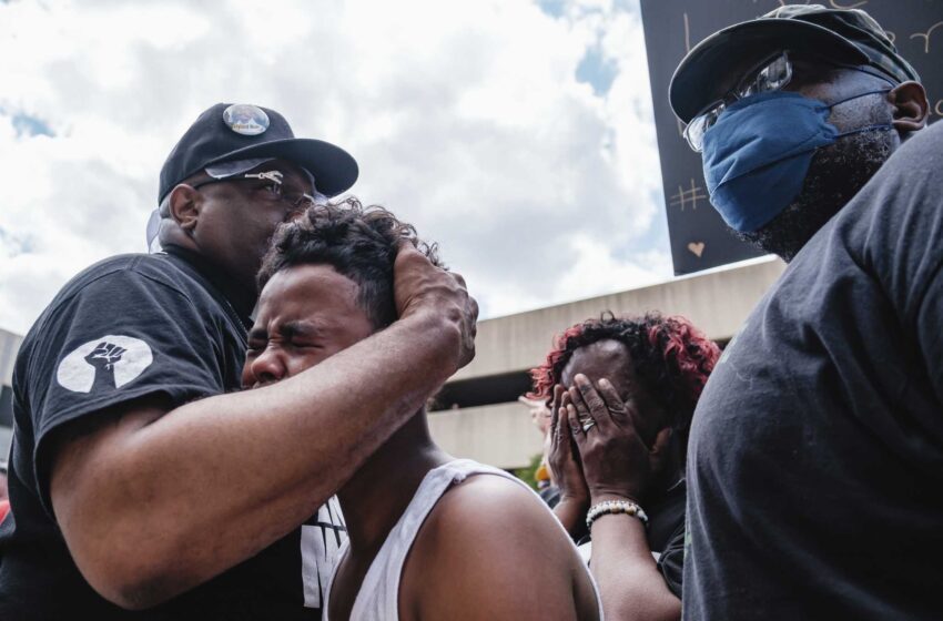  Un vídeo muestra cómo la policía de Akron mata a un hombre negro en una lluvia de disparos