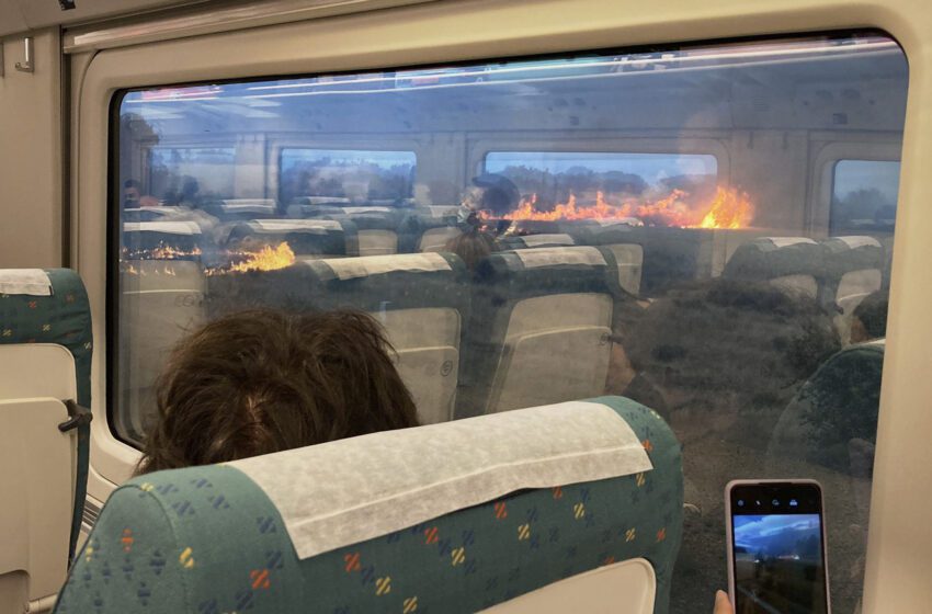  ¡Ayuda! Españoles asustados cuando su tren se detiene en un incendio forestal