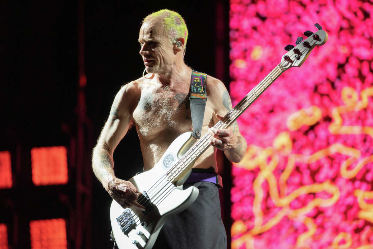 Flea of ​​The Red Hot Chilli Peppers se presenta en Bratislava, Eslovaquia, el 12 de junio de 2022 en Bratislava, Eslovaquia.