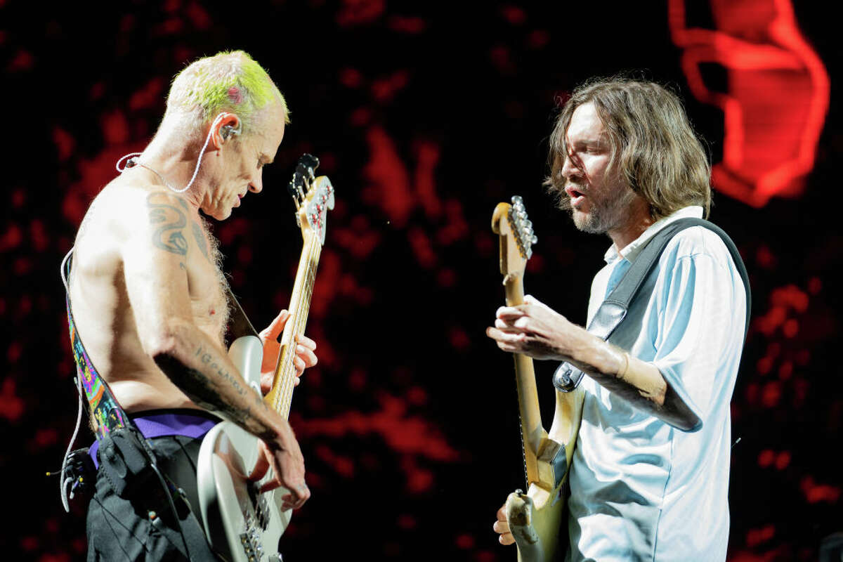 John Frusciante y Flea de The Red Hot Chilli Peppers se presentan en Bratislava, Eslovaquia, el 12 de junio de 2022 en Bratislava, Eslovaquia.