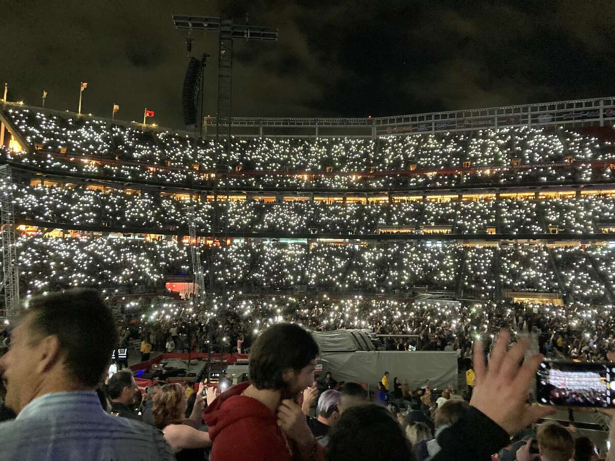La multitud ilumina el Levi's Stadium con sus teléfonos celulares y encendedores en el concierto de Red Hot Chili Peppers en Santa Clara, CA, el 29 de julio de 2022.