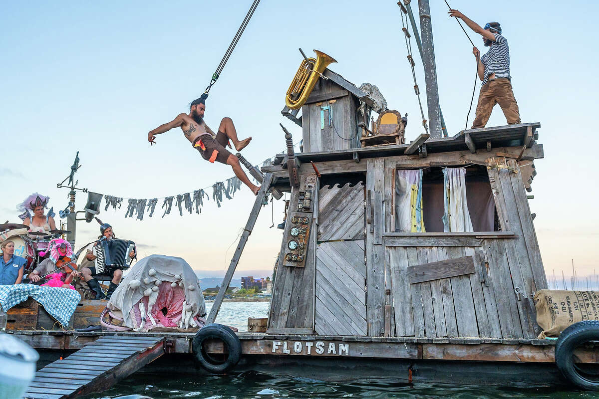 El circo del río Flotsam se presenta en Oakland.