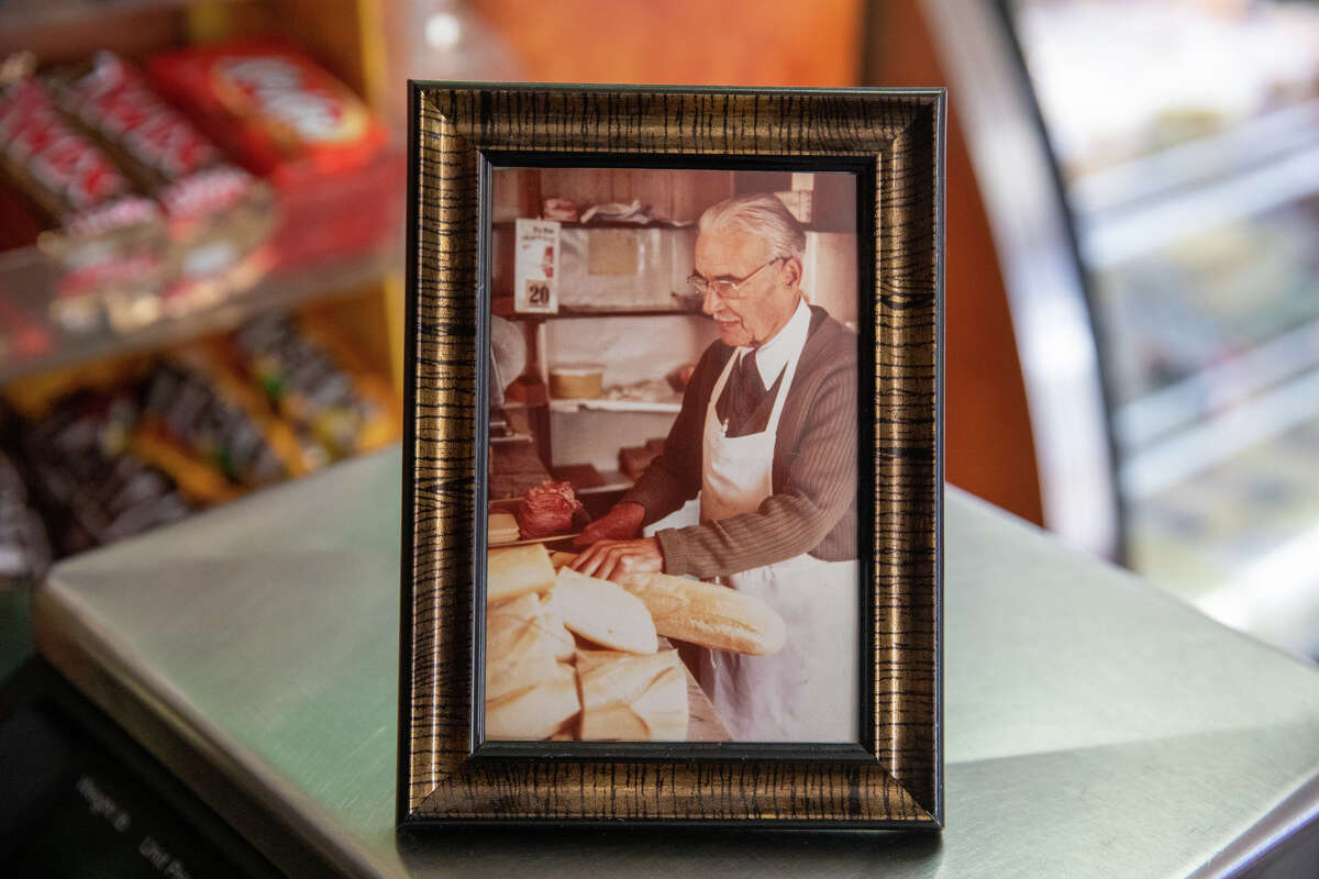 Una fotografía de Freddie Braja, el dueño original de Freddie's Sandwiches, en exhibición en la tienda de delicatessen en el vecindario de North Beach en San Francisco.