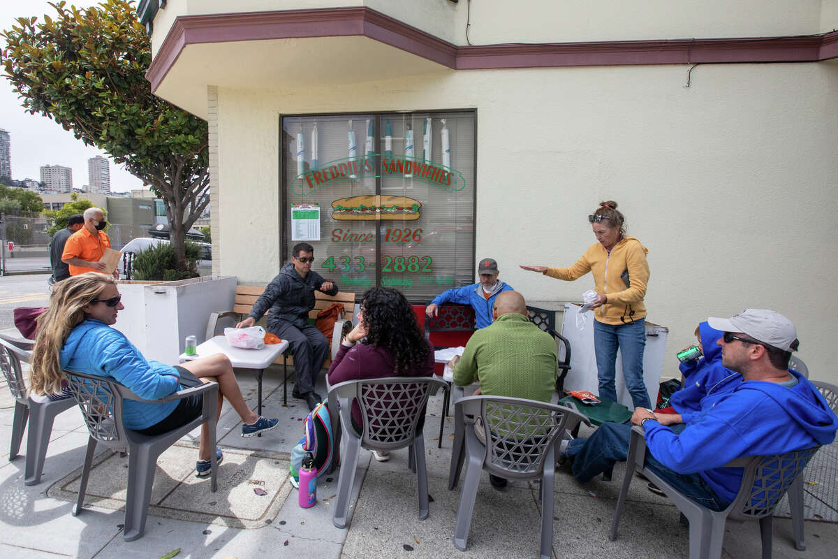 Los clientes disfrutan de los asientos al aire libre en Freddie's Sandwiches en el vecindario de North Beach en San Francisco.