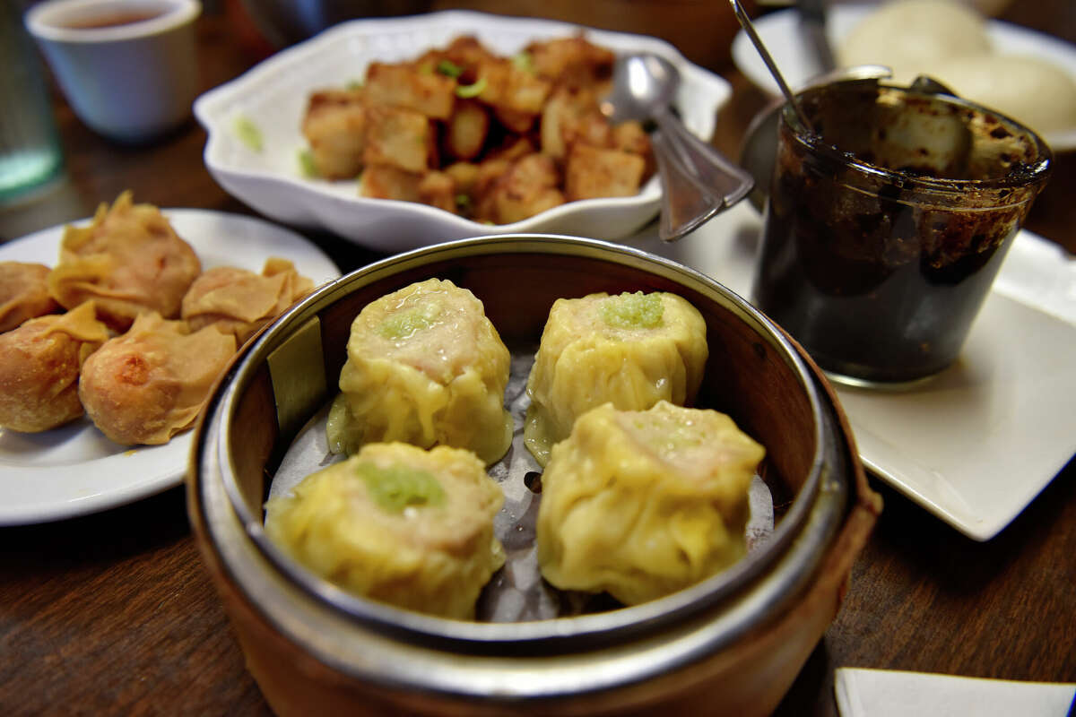 El pollo siu mai, en primer plano, se encuentra entre una variedad de albóndigas en Hang Ah Tea Room, en San Francisco. 