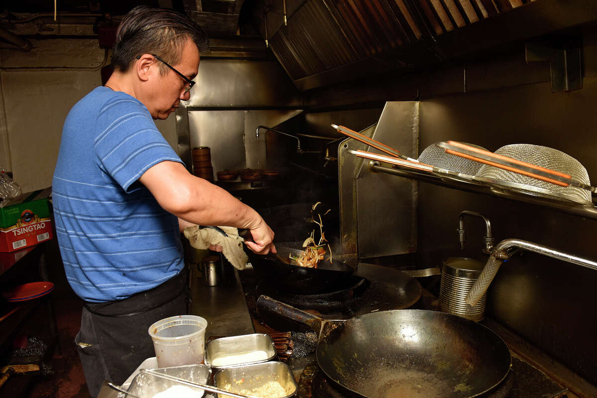 El jefe de cocina Wah Chan prepara un chow chow de carne al estilo de Hong Kong dentro de la cocina en Hang Ah Tea Room, en el barrio chino de San Francisco, el miércoles 20 de julio de 2022. 