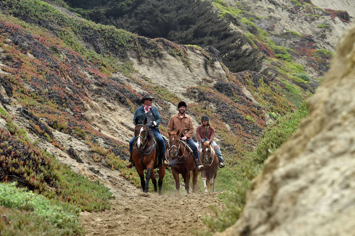 El editor de viajes de SFGATE, Silas Valentino, visita Mar Vista Stables para dar un paseo a caballo por Fort Funston, el viernes 29 de julio. 