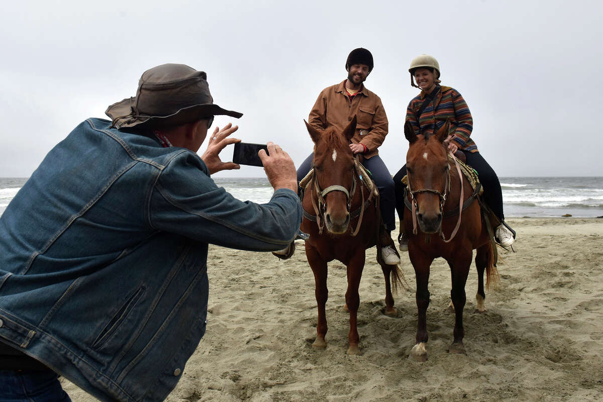 El editor de viajes de SFGATE, Silas Valentino, posa con su novia Jenna Starkey durante un paseo a caballo por Fort Funston el viernes 29 de julio.