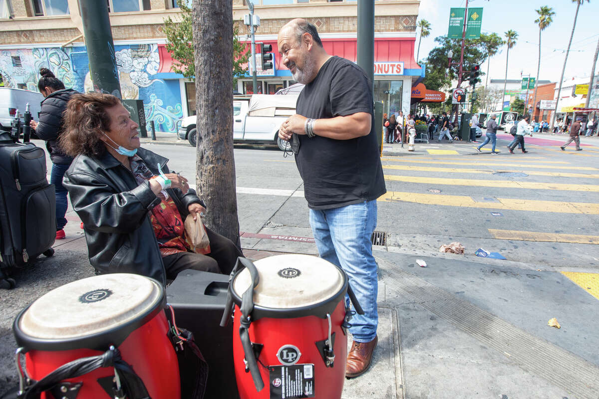 El propietario de Papalote, Víctor Escobedo, habla con un músico en el Distrito de la Misión de San Francisco el 26 de julio de 2022.