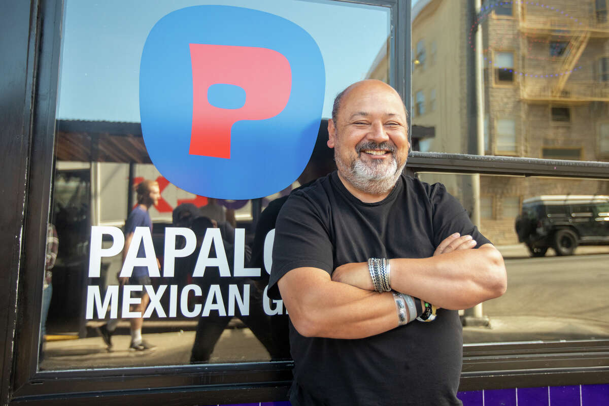 El propietario de Papalote, Víctor Escobedo, se encuentra afuera de su restaurante en el Distrito de la Misión de San Francisco el 26 de julio de 2022.