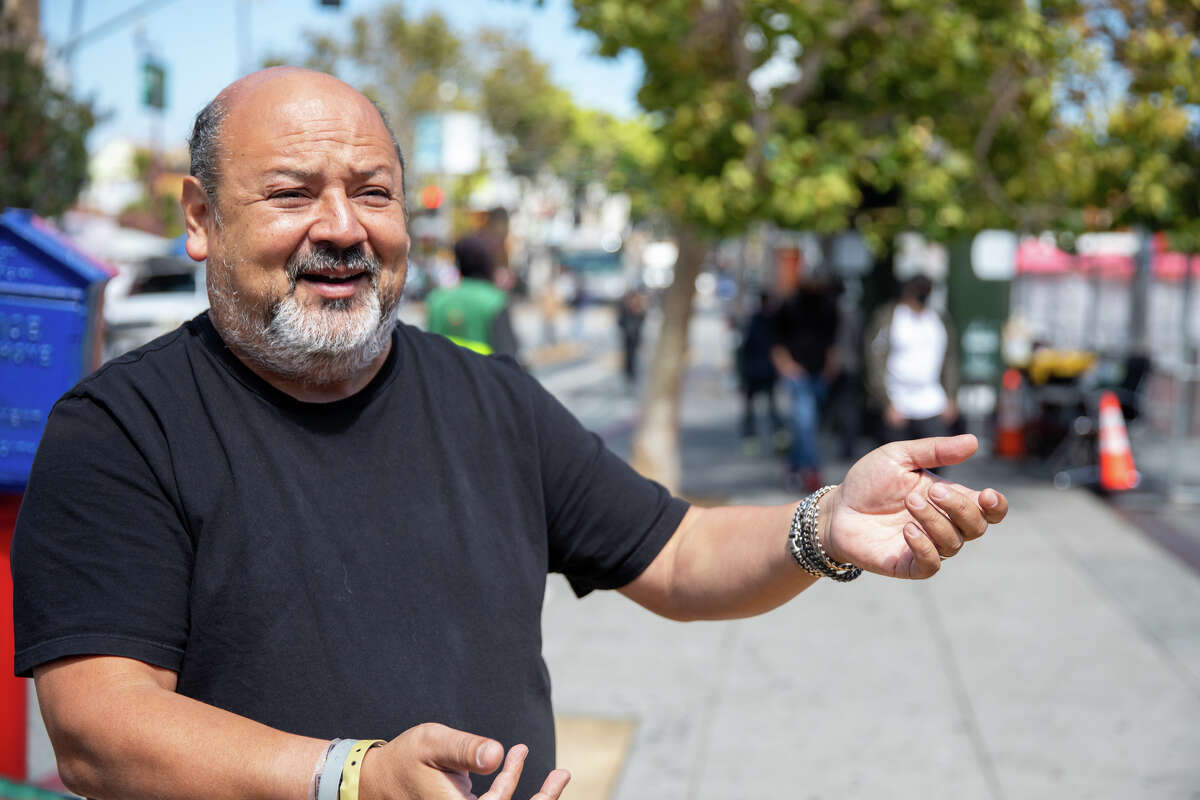 El propietario de Papalote, Víctor Escobedo, habla sobre sus experiencias en el Distrito de la Misión de pie cerca de las calles 24 y Misión de San Francisco el 26 de julio de 2022.
