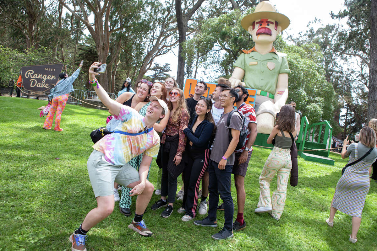 Un grupo de fanáticos posa para una fotografía en Outside Lands en Golden Gate Park en San Francisco, California, el 5 de agosto de 2022.