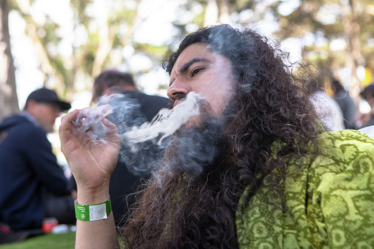 Kevin Alphonso recibe un golpe de un porro en GrassLands en Outside Lands en Golden Gate Park en San Francisco, California, el 5 de agosto de 2022.