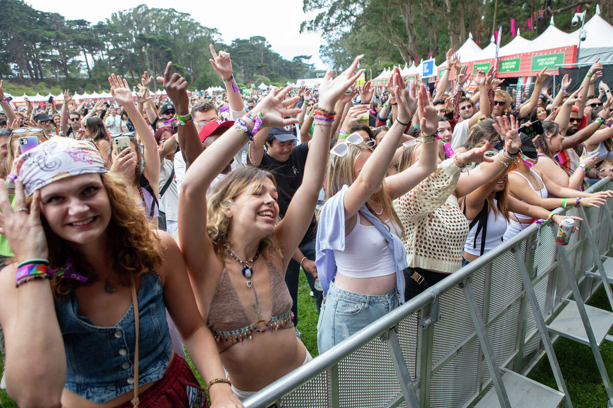 Los asistentes al festival disfrutan de PawPaw Rod en Outside Lands en Golden Gate Park en San Francisco, California, el 5 de agosto de 2022.