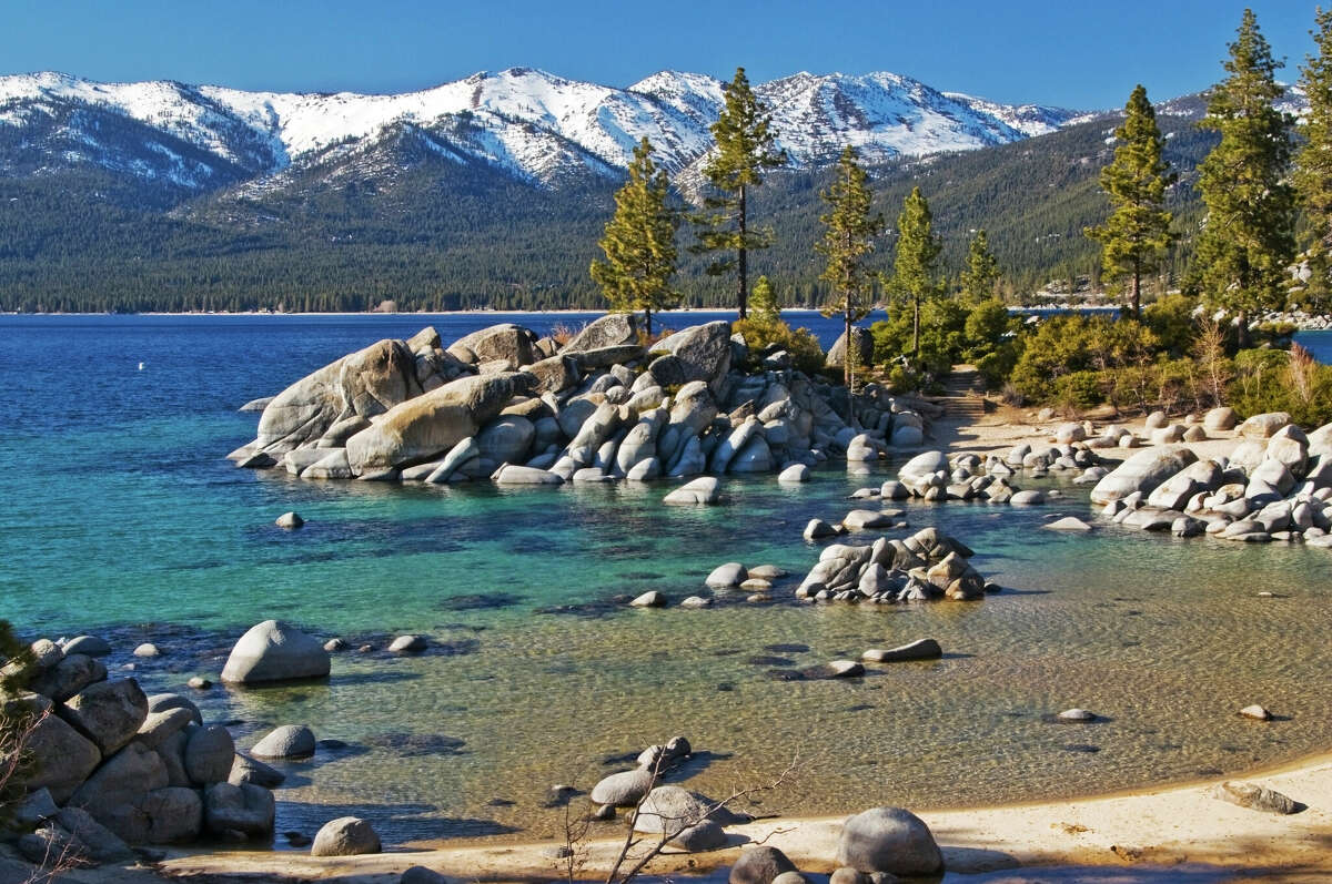 Con aguas turquesas, playas de arena y rocas de granito, Sand Harbor es un destino popular en Lake Tahoe.