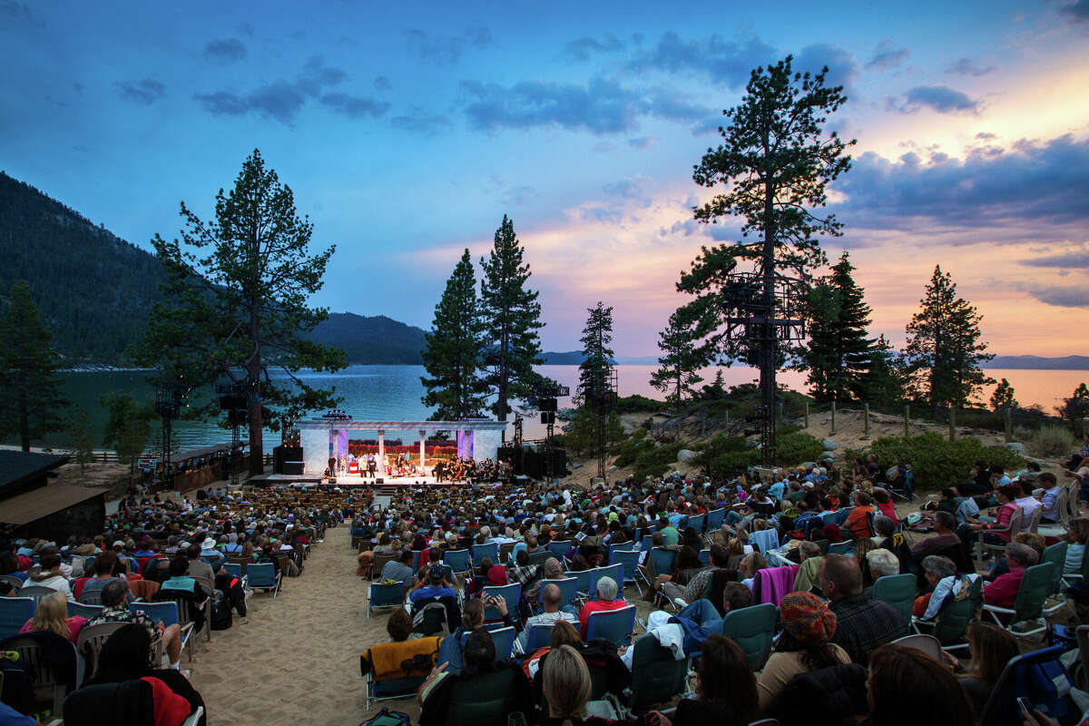 El Festival de Shakespeare de Lake Tahoe se lleva a cabo en el Parque Estatal Sand Harbor durante el verano. 
