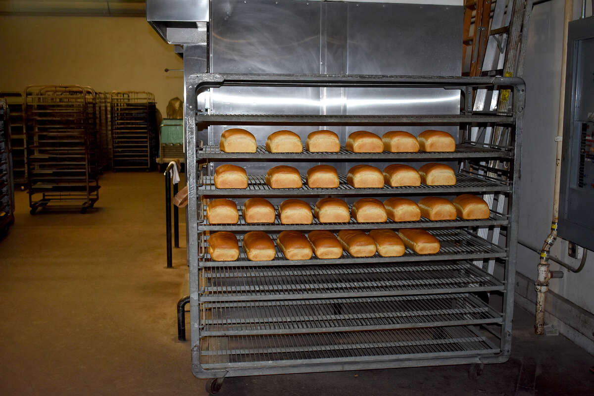 Una rejilla de pan recién salido de los hornos industriales en Pyrenees French Bakery en Bakersfield. 