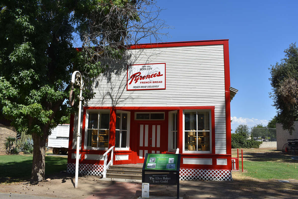 El edificio original de Pyrenees French Bakery está actualmente consagrado en el Museo del Condado de Kern, que recientemente lo restauró a su gloria original. 