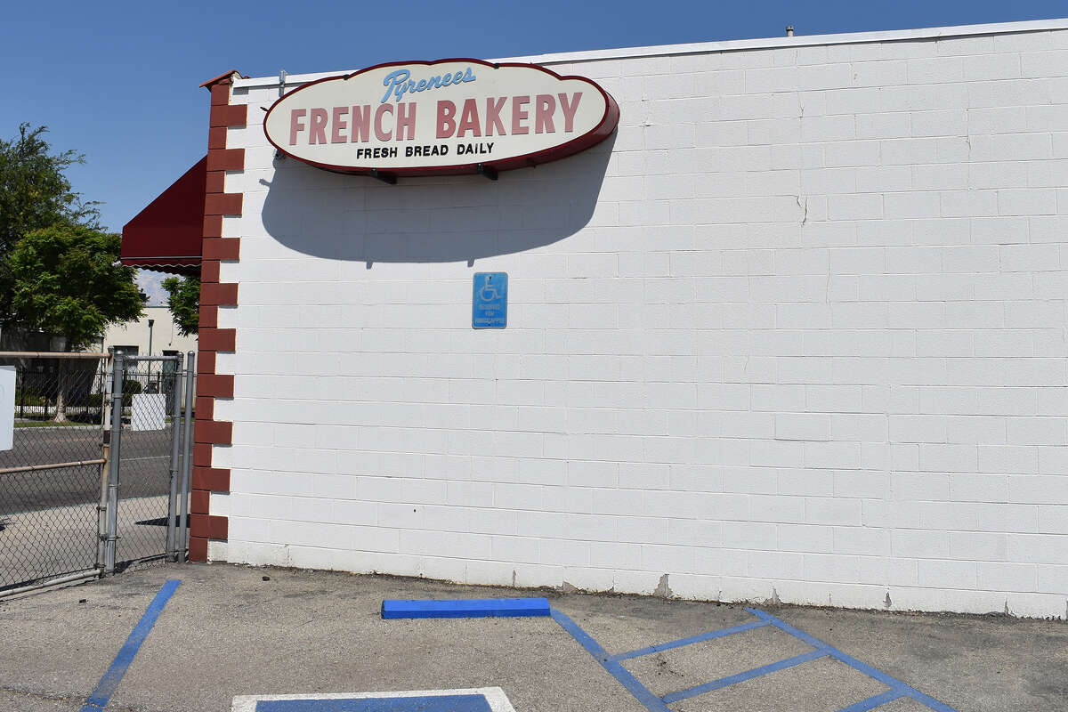 El letrero original al costado de Pyrenees French Bakery en 717 E. 21st St., en Bakersfield. La panadería, que cumple 135 años este año, está luchando por mantenerse al día con sus competidores corporativos. 