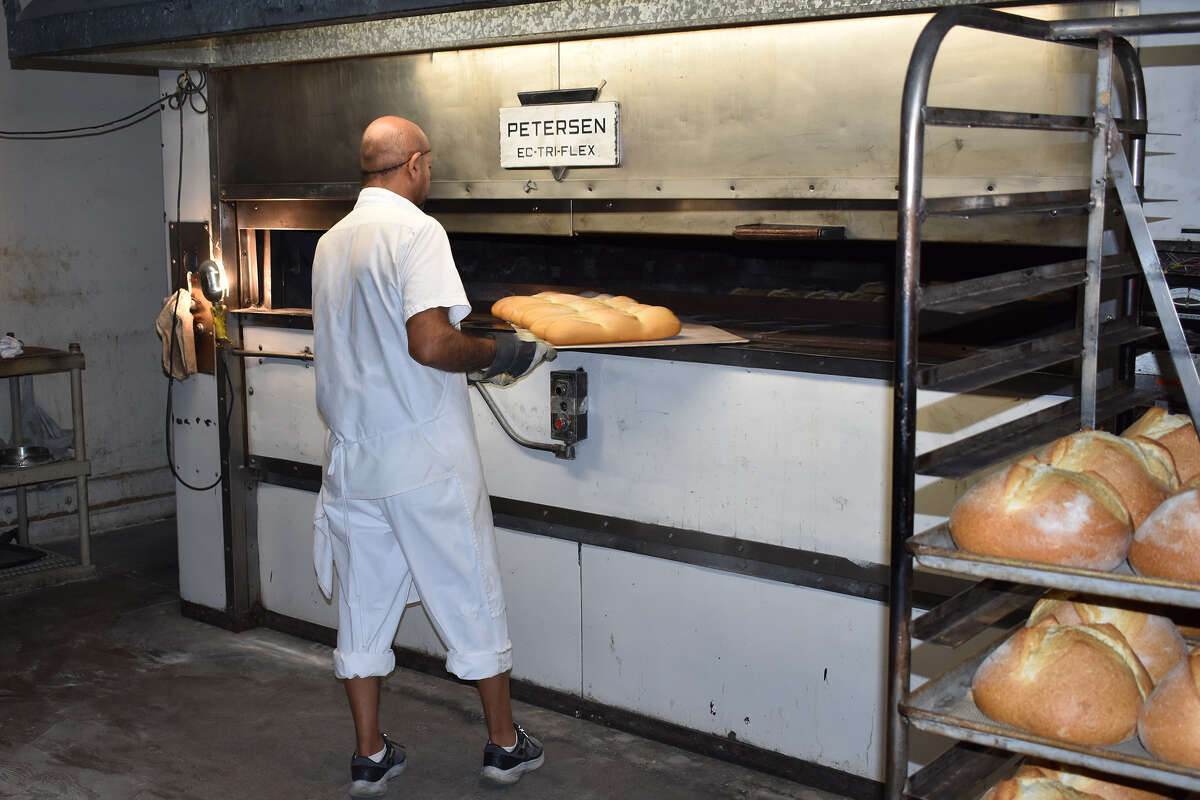Baker Liborio Flores saca una ronda del horno en Pyrenees French Bakery de Bakersfield, la institución de California de 135 años.