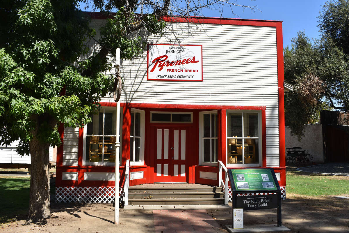 Otra mirada al edificio original de Pyrenees French Bakery restaurado e inmortalizado en el Museo del Condado de Kern en Bakersfield, California. 