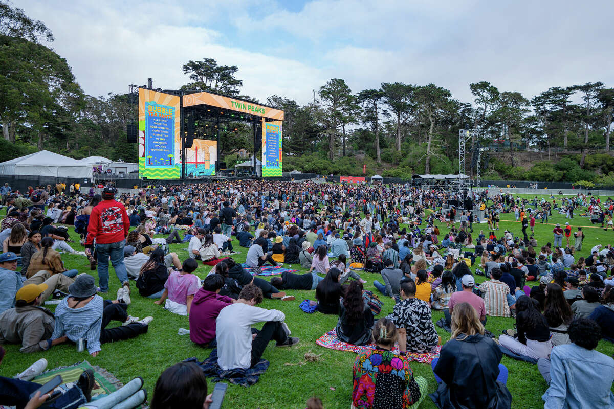 Los asistentes se sientan a lo largo de la colina cubierta de hierba en el escenario de Twin Peaks donde The Marias pronto se presentarán en Outside Lands en Golden Gate Park en San Francisco, California, el viernes 5 de agosto de 2022.