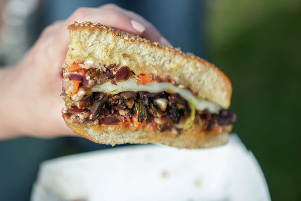 Sandy's New Orleans Mushroom Muffuletta sandwich en Outside Lands en Golden Gate Park en San Francisco, California, el 5 de agosto de 2022.
