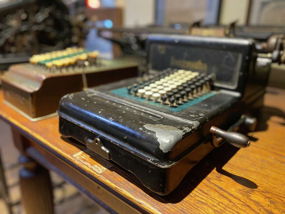 Viejas máquinas de escribir en el museo Samoa Cookhouse.