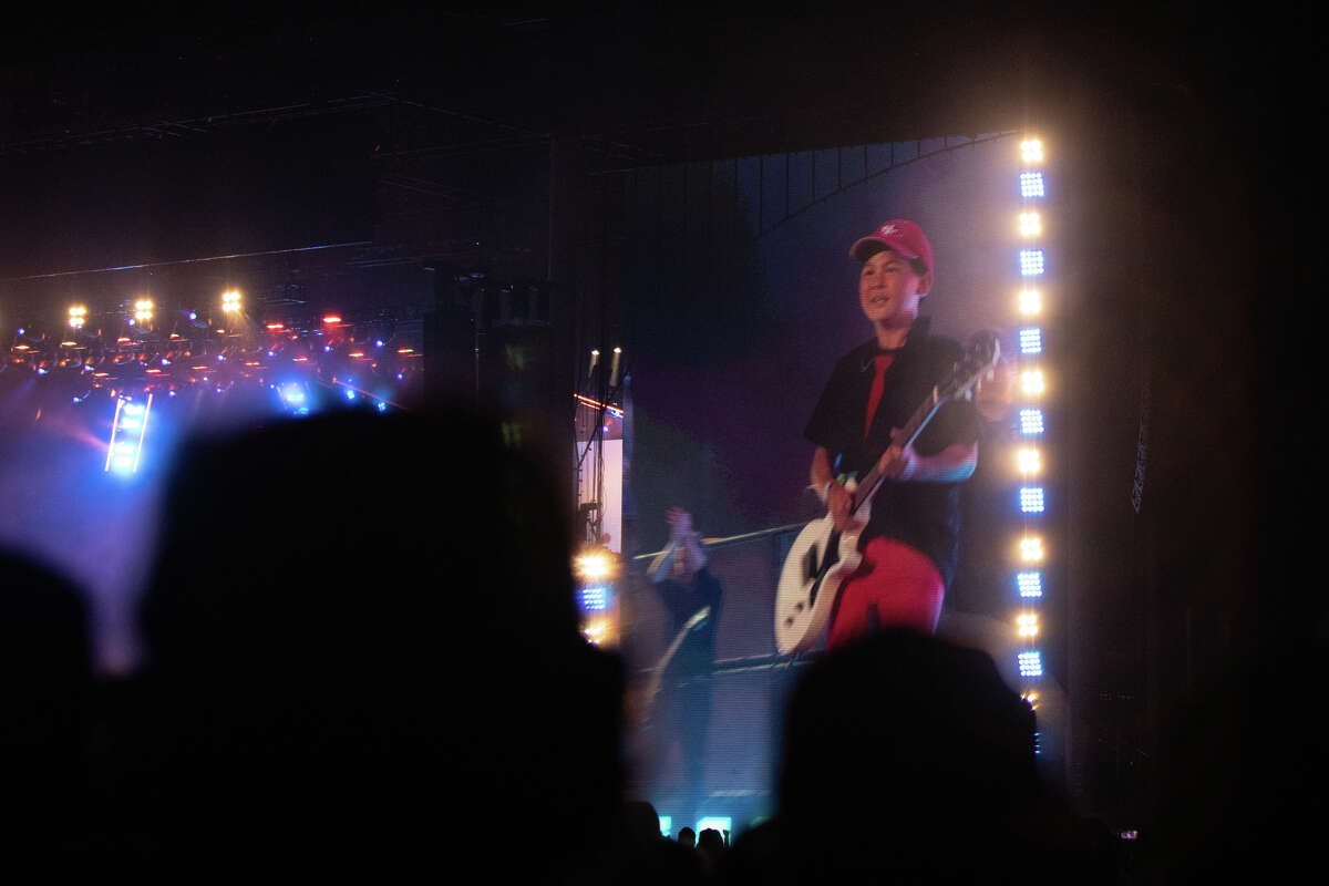 Montgomery, un asistente al festival de 10 años, reacciona cuando el líder de Green Day, Billie Joe Armstrong, le ofreció una guitarra en el escenario durante su actuación en Outside Lands en Golden Gate Park en San Francisco, California, el 6 de agosto de 2022.